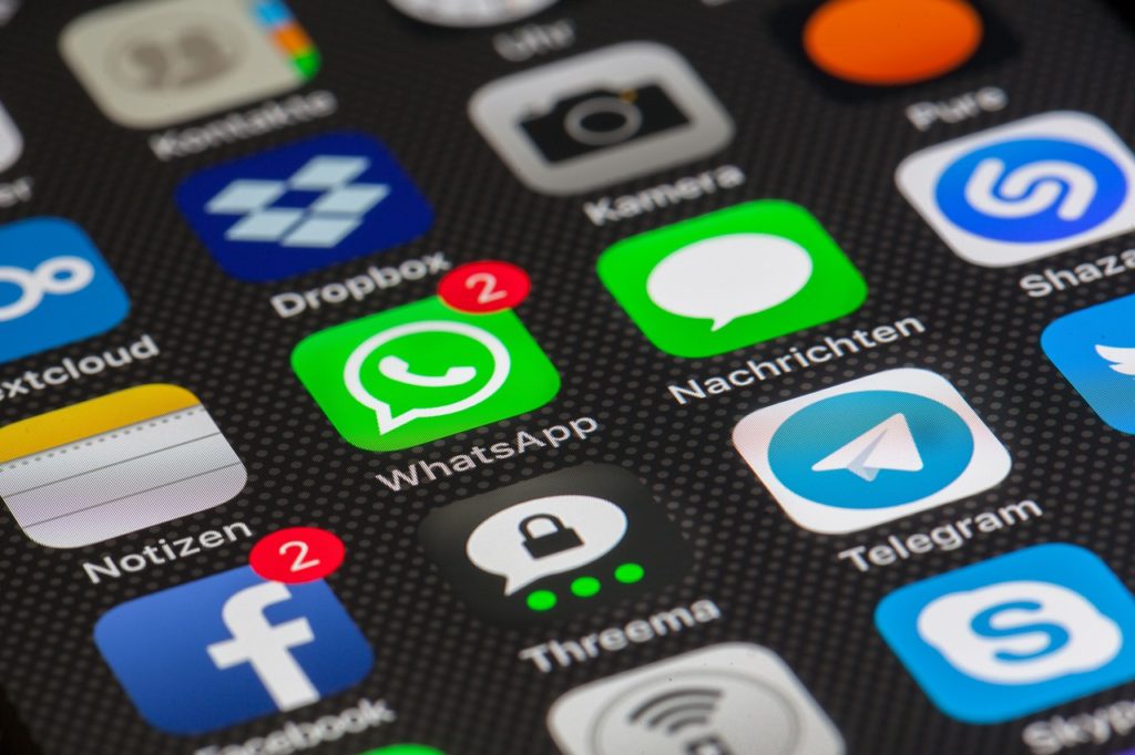 Na zdjęciu ekran telefonu z widocznymi ikonami Aplikacji komunikatorów internetowych tj. WhatsApp czy Facebook