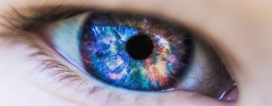 Zdjęcie oka z kolorową tęczówką