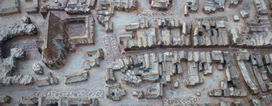 Odlew makiety miasta Verden na północy Niemiec. Fragment z wyraźnie wyróżnioną w porównaniu do okalających ulic katedrą. Nazwy ulic opisane alfabetem Braille’a.