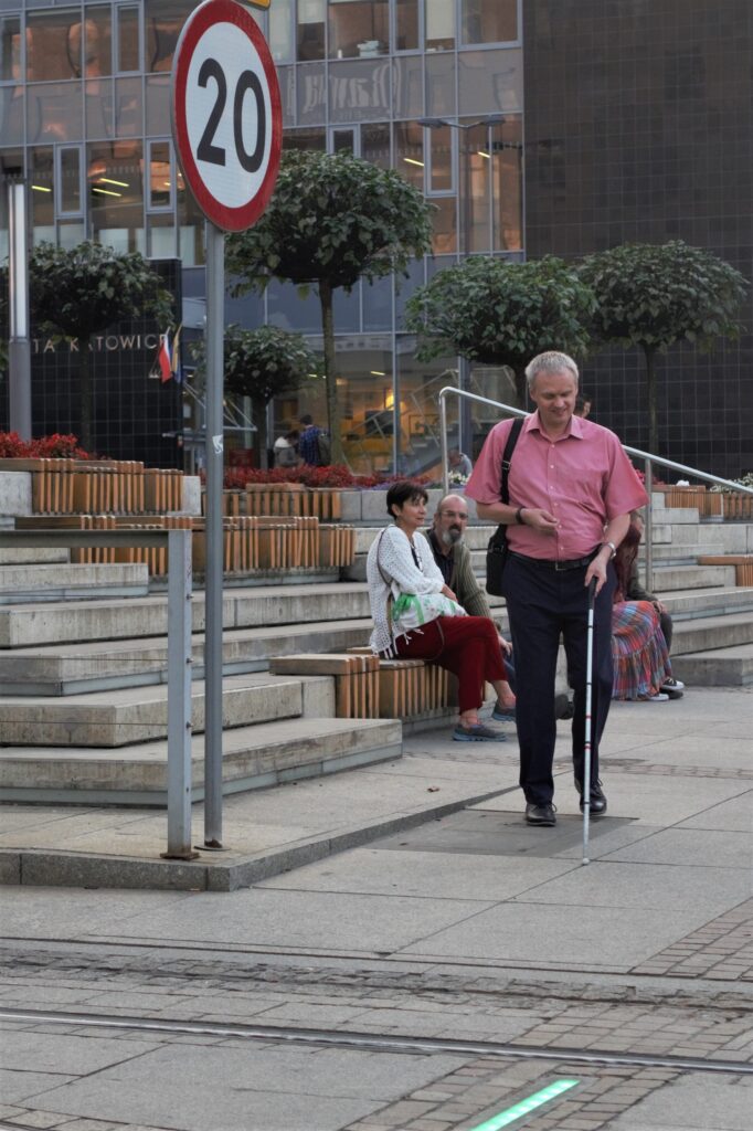 osoba niewidoma poruszająca się w przestrzeni miejskiej z białą laską. Fot. Agnieszka Majnusz