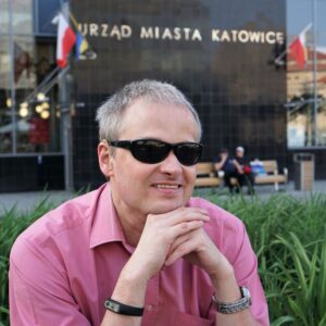 Krzysztof Wostal przed Urzędem Miasta Katowice (autorka zdjęcia Agnieszka Majnusz)