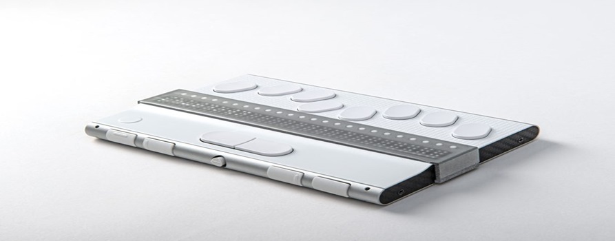 kieszonkowa wersja modelu notatnika brajlowskiego firmy Harpo. Notatnik jest w kolorze białym. Jest płaski, w aluminiowej obudowie. Urządzenie zawiera 24 znakowy wyświetlacz brajlowski, umieszczony pod 8 punktową klawiaturą brajlowską.