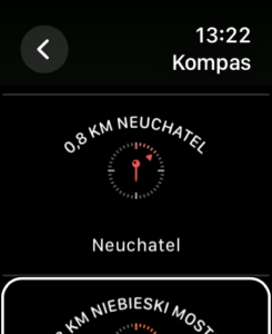 Czarny ekran aplle watch, na nim widoczny fragment listy dostępnych punktów trasy, napis kompas, godzina, odległość 0,8 km