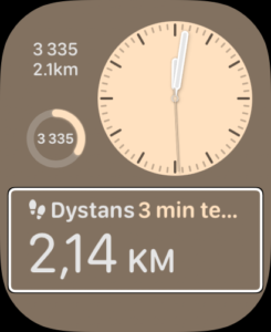Widok tarczy Apple Watch z trzema komplikacjami. Górna pokazuje informację o liczbie kroków i przebytym dystansie. Środkowa podaje liczbę kroków, a dolna przebyty dystans