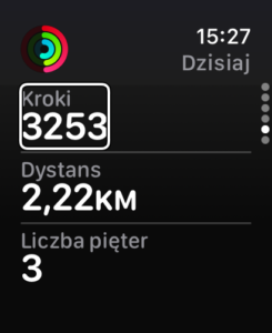 Widok ekranu Apple Watch z informacjami o liczbie wykonanych kroków, przebytym dystansie oraz liczbie pokonanych pięter.