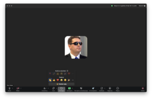 Okno spotkania na Zoom. Na ekranie widoczne jest zdjęcie Piotra oraz rozwinięte menu reakcji z kilko_1