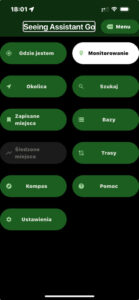 Widok ekranu głównego aplikacji Seeing Assistant Go. Zielone kafelki na czarnym tle. Na nich napisy: gdzie jestem, okolica, zapisane miejsca, kompas, ustawienia, szukaj, bazy, trasy, pomoc. Jeden kafelek w kolorze białym z napisem Monitorowanie