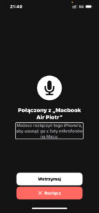 Widok ekranu iPhonea. W jego centralnej części duża ikona mikrofonu. Poniżej znajduje się tekst Połączony z "Mcbook Air Piotr"