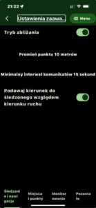 Widok zaawansowanych ustawień Seeing Assistant Go. Napisy na czarnym te: promień punkt 10 metrów, minimalny interwał komunikatów 15 sekund, Podawaj kierunek do śledzonego względem kierunku ruchu