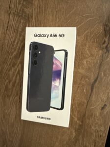 Samsung Galaxy A55 Przód pudełka z napisem Galaxy A55 5G i grafiką telefonu.