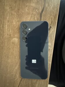 Samsung Galaxy A55 4. (sam telefon, tył urządzenia z trzema aparatami i logo Samsung)