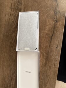 Samsung galaxy A55 w pudełku, jeszcze w folii ochronnej, widoczny przód zestawu)