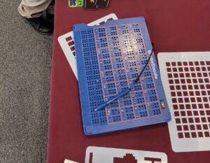 dwustronne narzędzie edukacyjne, służące do czytania i pisania Braille’em oraz tworzenia dotykowej sztuki i grafiki
