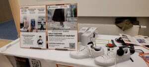 buty typu adidas, do których doczepiony jest czujnik, przekazujący wibracje i spełniający rolę przewodnika